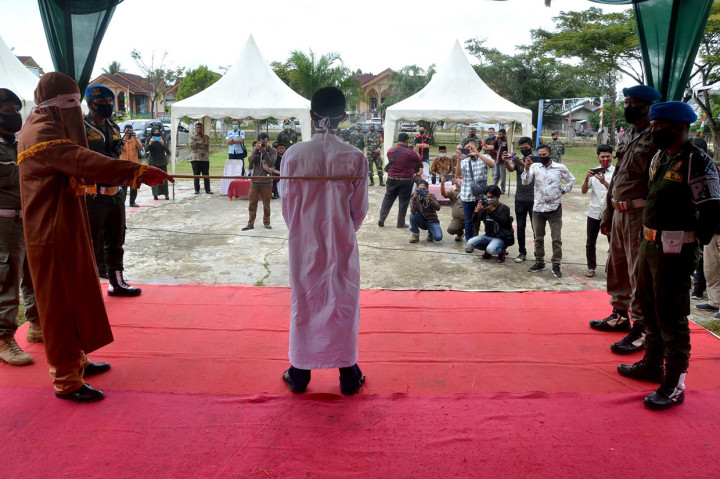 Kejaksaan Negeri Aceh Timur mengeksekusi seorang terpidana pencabulan dan pemerkosaan anak dengan hukuman 150 kali cambuk.
