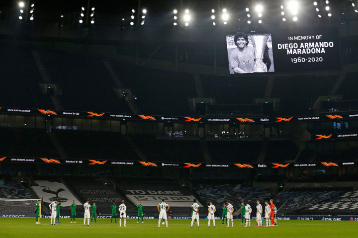 Sebelum laga dimulai, pemain kedua kesebelasan melakukan doa bersama untuk memberi penghormatan kepada mendiang legenda sepak bola Argentina Diego Maradona.