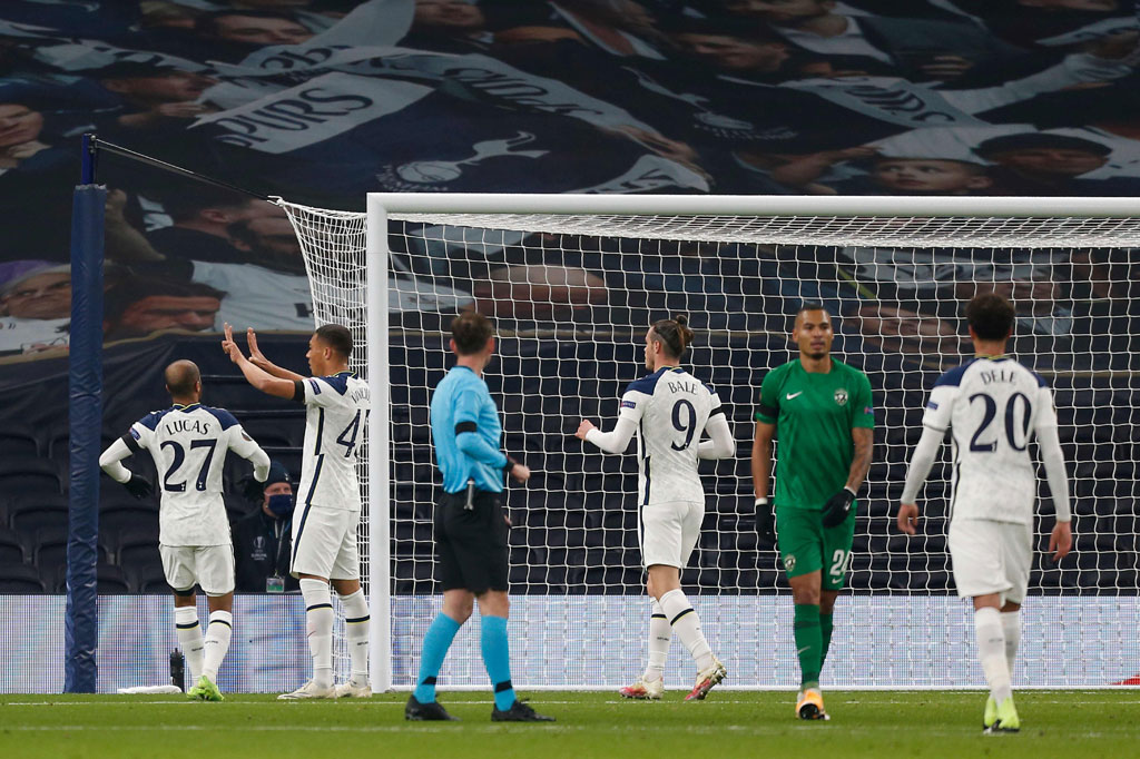 Perbedaan kualitas sudah terlihat sejak awal-awal laga. The Lilywhites telah unggul 1-0 sejak menit ke-16. Berawal dari umpan Dele Alli yang mengenai pemain lawan, bola jatuh di kaki Calos Vinicius dan langsung menyelesaikannya dengan tendangan kaki kanan yang tak bisa diantisipasi kiper Ludogorets.