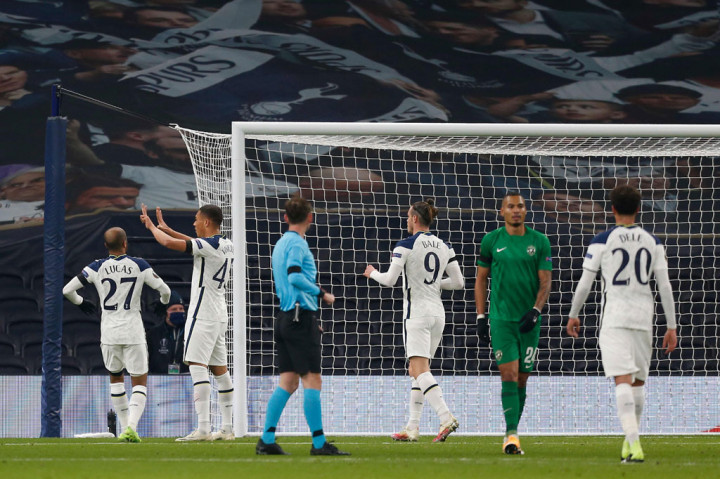 Perbedaan kualitas sudah terlihat sejak awal-awal laga. The Lilywhites telah unggul 1-0 sejak menit ke-16. Berawal dari umpan Dele Alli yang mengenai pemain lawan, bola jatuh di kaki Calos Vinicius dan langsung menyelesaikannya dengan tendangan kaki kanan yang tak bisa diantisipasi kiper Ludogorets.