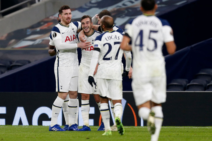 Harry Winks (tengah) melakukan selebrasi bersama rekan-rekan setimnya.