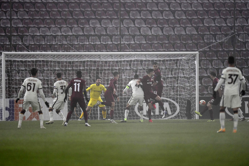 Setelah laga berjalan imbang tanpa gol di babak pertama, Roma berhasil memecah kebuntuan pada menit ke-49. Tendangan bebas Jordan Veretout dari sisi kiri gagal disapu oleh pertahanan CFR Cluj, dan bola mengenai Debeljuh sebelum mengarah masuk ke gawangnya sendiri.