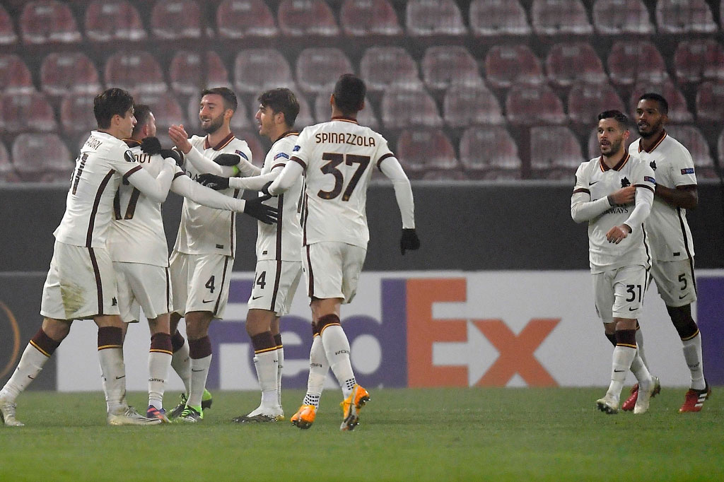 Gol bunuh diri Gabriel Debeljuh disambut gembira para pemain AS Roma.