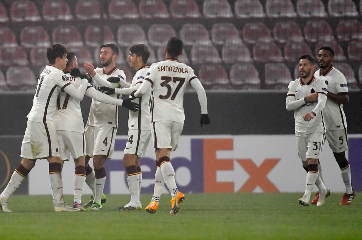 Gol bunuh diri Gabriel Debeljuh disambut gembira para pemain AS Roma.