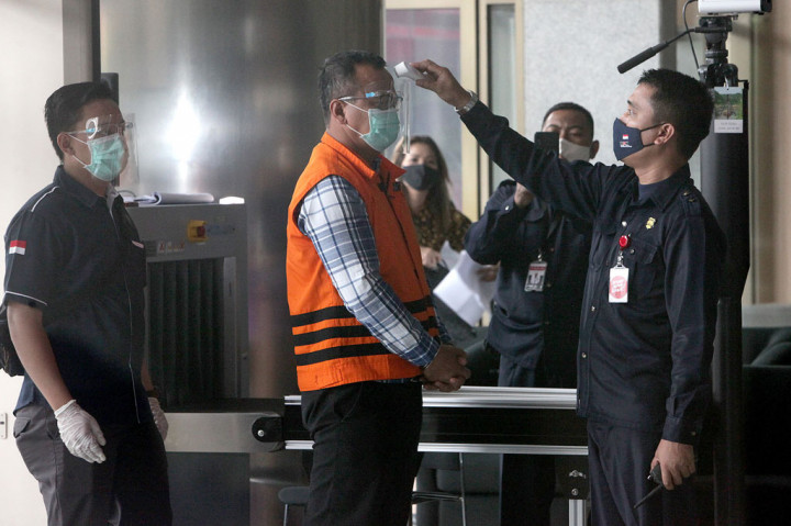 Menteri Kelautan dan Perikanan Edhy Prabowo (EP)  telah ditetapkan sebagai tersangka dugaan suap ekspor benur lobster. Edhy Prabowo datang ke Gedung KPK, Jakarta, Kamis, 26 November 2020 untuk menjalani pemeiksaan perdana usai ditahan.