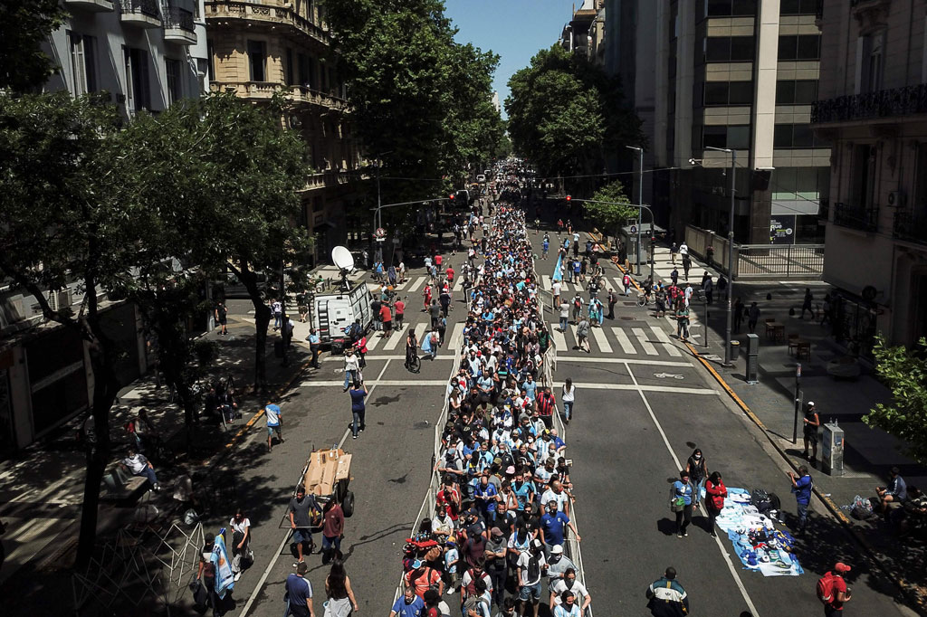 puluhan ribu warga setempat memberanikan diri mengabaikan pandemi virus korona demi memberi penghormatan kepada salah satu pesepak bola terbaik dunia yang membantu mengantarkan Argentina menjuarai Piala Dunia 1986 tersebut.