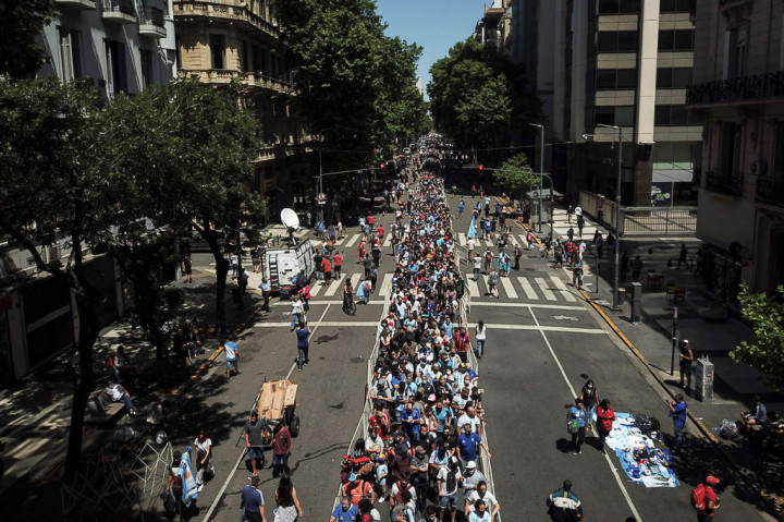 puluhan ribu warga setempat memberanikan diri mengabaikan pandemi virus korona demi memberi penghormatan kepada salah satu pesepak bola terbaik dunia yang membantu mengantarkan Argentina menjuarai Piala Dunia 1986 tersebut.