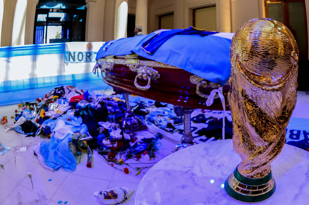 Namun seiring berjalannya waktu, para penggemar yang mengantre menjadi tidak sabar dan memaksa masuk. Petugas keamanan kemudian harus memindahkan peti mati Maradona ke ruangan lain karena alasan keamanan.