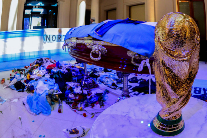 Namun seiring berjalannya waktu, para penggemar yang mengantre menjadi tidak sabar dan memaksa masuk. Petugas keamanan kemudian harus memindahkan peti mati Maradona ke ruangan lain karena alasan keamanan.