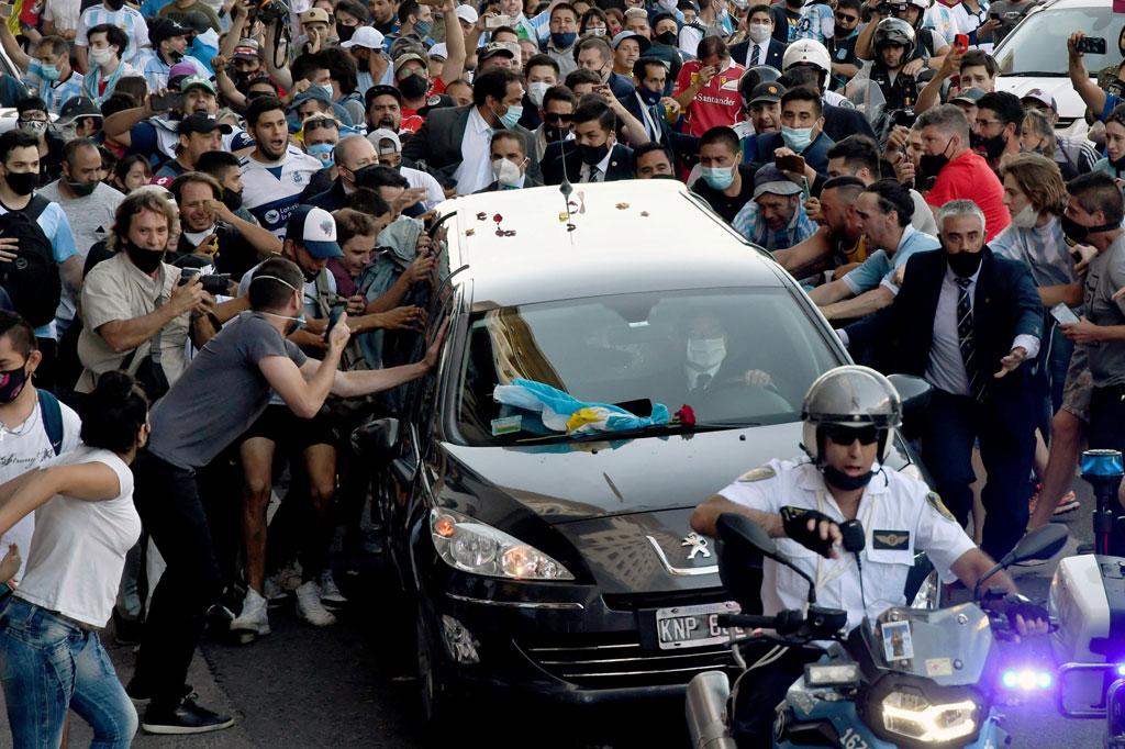 Kemudian, peti mati Maradona yang telah dibungkus bendera dibawa ke gerbang istana dan menuju jalan-jalan di Buenos Aires, sebelum dibawa ke tempat pemakaman. Para penggemar berdesakan di pinggir jalan saat iring-iringan pemakaman melaju ke arah pinggiran barat, dikelilingi oleh polisi luar dengan sirene yang menggelegar.
