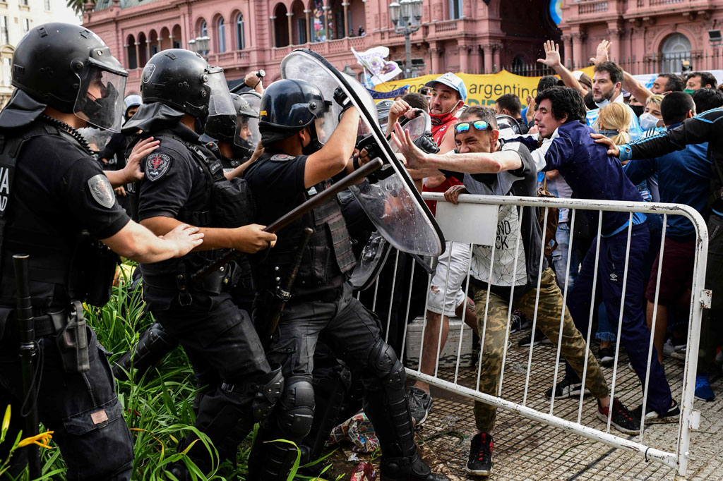 Suasana perpisahan yang damai di pemakaman bertolak belakang dengan reaksi massa di sejumlah tempat saat jenazah Maradona diberangkatkan dari Buenos Aires.
