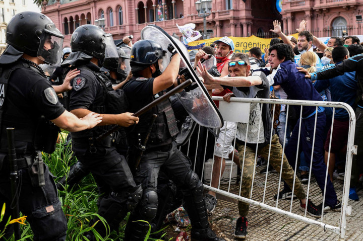 Suasana perpisahan yang damai di pemakaman bertolak belakang dengan reaksi massa di sejumlah tempat saat jenazah Maradona diberangkatkan dari Buenos Aires.