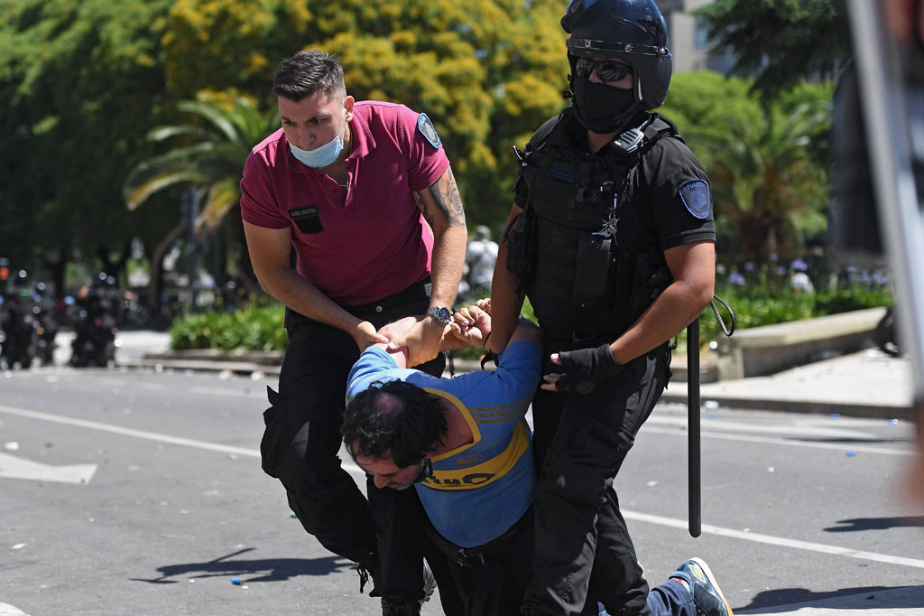 Di sana, polisi anti huru-hara melepaskan gas air mata dan peluru karet saat mereka bentrok dengan massa. Situasi yang sempat berpotensi mencoreng masa-masa berduka untuk sang pahlawan.