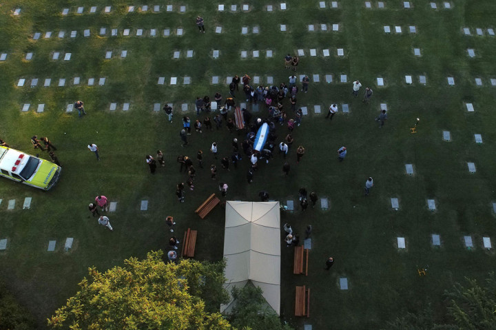 Maradona, yang meninggal akibat serangan jantung, Rabu, 25 November 2020 pada usia 60 tahun, dimakamkan di pemakaman Jardin Bella Vista, yang juga tempat peristirahatan terakhir orang tuanya. Pemakaman hanya dihadiri keluarga dan teman-teman dekat almarhum.