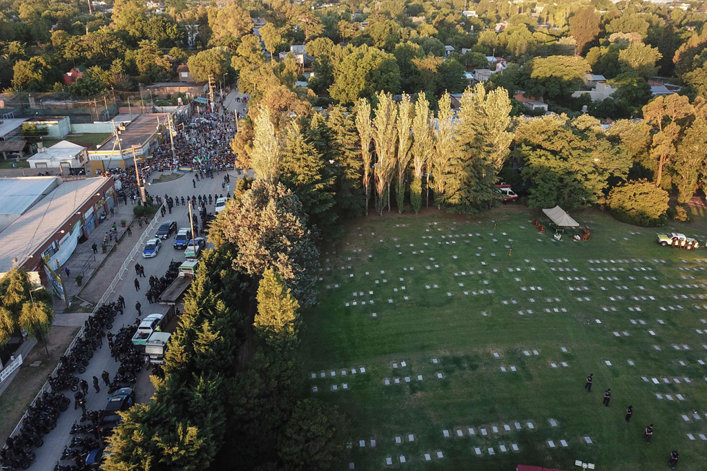 Sebelum dimakamkan, jenazah Maradona disemayamkan di Istana Kepresidenan Casa Rosada. Puluhan ribu warga berdesakan untuk memberikan penghormatan terakhir. Sementara itu Presiden Argentina Alberto Fernandez menetapkan tiga hari masa berkabung.