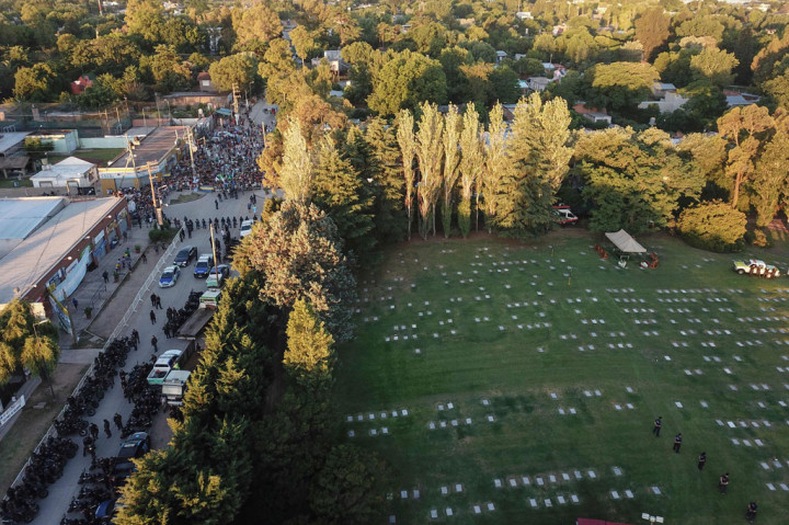 Sebelum dimakamkan, jenazah Maradona disemayamkan di Istana Kepresidenan Casa Rosada. Puluhan ribu warga berdesakan untuk memberikan penghormatan terakhir. Sementara itu Presiden Argentina Alberto Fernandez menetapkan tiga hari masa berkabung.