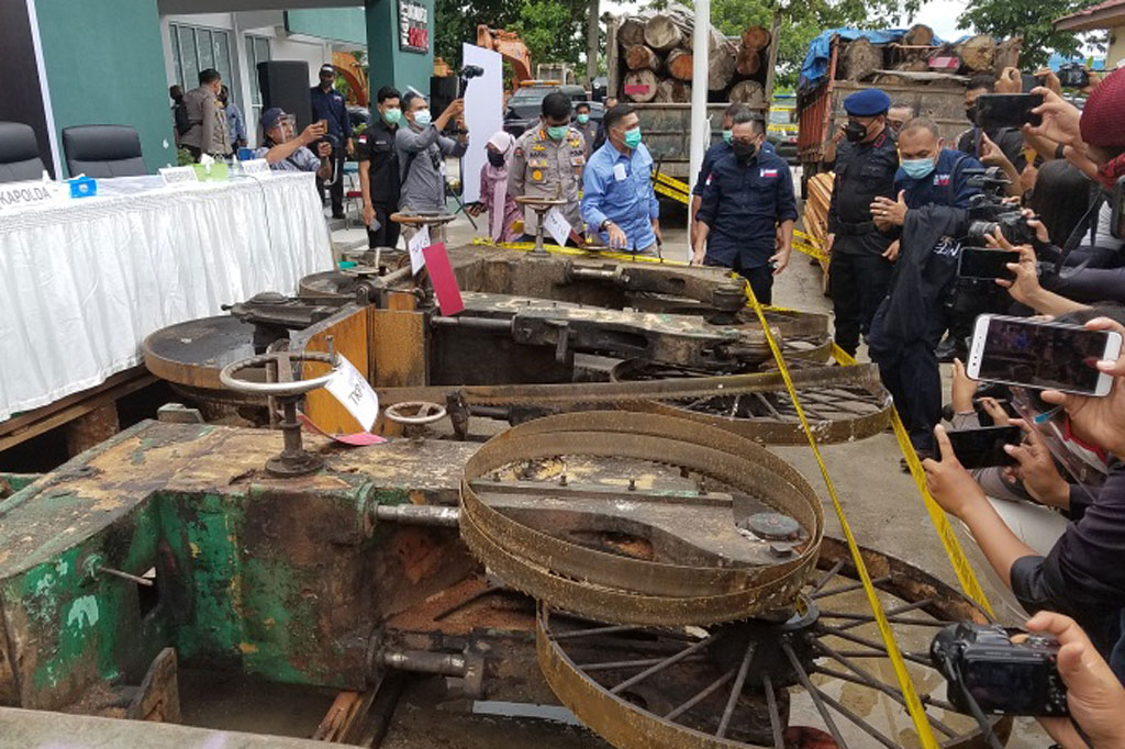 Petugas Balai Pengamanan dan Penegakan Hukum Lingkungan Hidup bersama Polda Riau dan BBKSDA Riau menyita 49 ribu meter kubik kayu ilegal beserta barang bukti lainnya dari Suaka Margasatwa Rimbang Baling di Kabupaten Kampar selama operasi pada 18-22 November 2020.