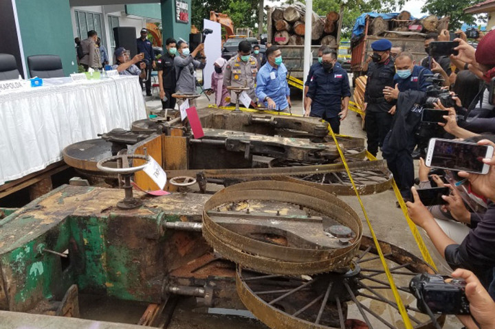 Petugas Balai Pengamanan dan Penegakan Hukum Lingkungan Hidup bersama Polda Riau dan BBKSDA Riau menyita 49 ribu meter kubik kayu ilegal beserta barang bukti lainnya dari Suaka Margasatwa Rimbang Baling di Kabupaten Kampar selama operasi pada 18-22 November 2020.