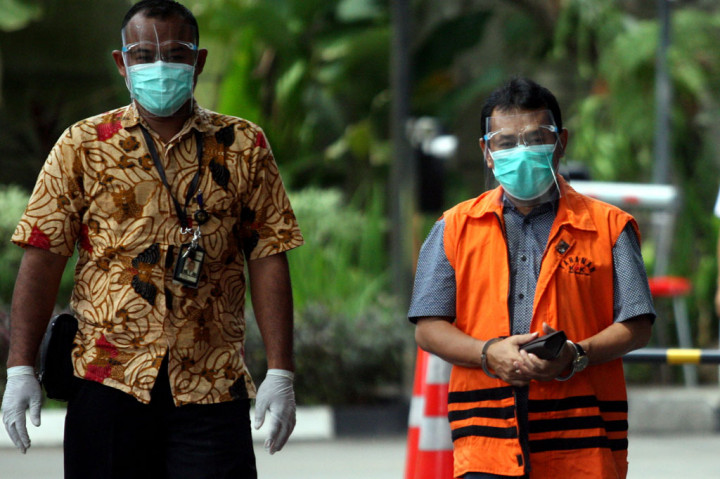Tersangka kasus dugaan pemotongan uang dan penerimaan gratifikasi Rachmat Yasin (rompi tahanan) tiba untuk menjalani pemeriksaan di Gedung KPK, Jakarta, Jumat, 27 November 2020.