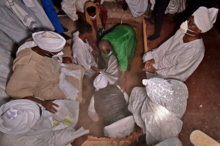 Politisi terkemuka dan mantan Perdana menteri Sudan Sadiq al-Mahdi dimakamkan di Khartoum, Jumat, 27 November 2020. Sadiq meninggal karena infeksi virus korona setelah menjalani perawatan selama tiga minggu di rumah sakit di Uni Emirat Arab (UAE).  