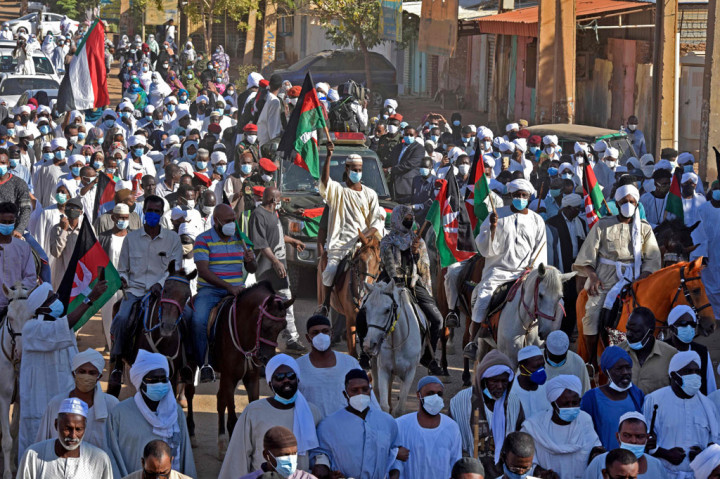 Pada Oktober, keluarga mengatakan al-Mahdi positif terkena covid-19, dan dipindahkan ke UAE untuk menjalani perawatan beberapa hari kemudian, setelah dirawat di rumah sakit di Sudan.  Beberapa anggota keluarga dan pejabat partai terkemuka juga dinyatakan positif covid-19.  