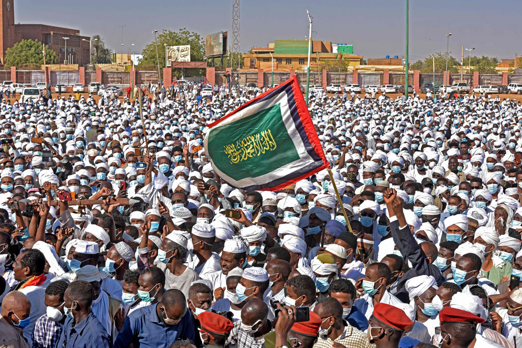 Mahdi, 84 tahun, adalah PM terakhir yang dipilih secara demokratis di Sudan dan digulingkan pada 1989 dalam kudeta militer, yang membawa mantan Presiden Omar al-Bashir ke tampuk kekuasaan.  Mahdi memimpin partai Umma Islam moderat dan tetap menjadi tokoh berpengaruh, bahkan setelah Bashir digulingkan pada April 2019. 