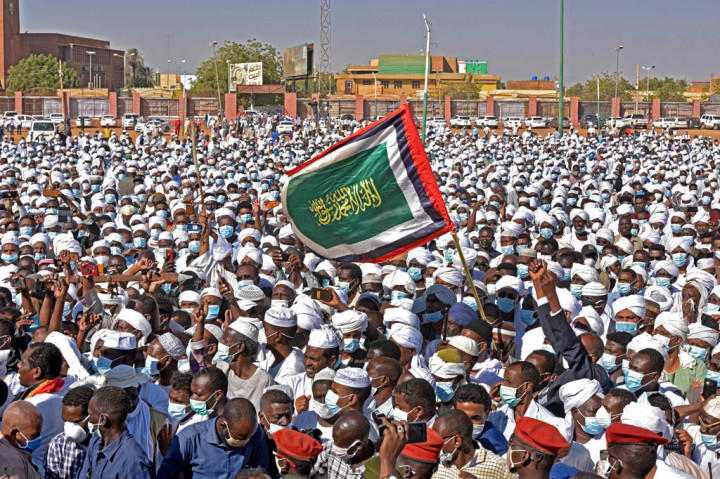 Mahdi, 84 tahun, adalah PM terakhir yang dipilih secara demokratis di Sudan dan digulingkan pada 1989 dalam kudeta militer, yang membawa mantan Presiden Omar al-Bashir ke tampuk kekuasaan.  Mahdi memimpin partai Umma Islam moderat dan tetap menjadi tokoh berpengaruh, bahkan setelah Bashir digulingkan pada April 2019. 