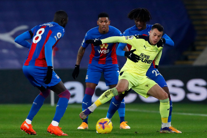 Tuan rumah memiliki 57 persen penguasaan bola, namun Newcastle tampil lebih efektif dalam melancarkan serangan, terlihat dengan 14 percobaan tembakan mereka separuhnya menemui sasaran.