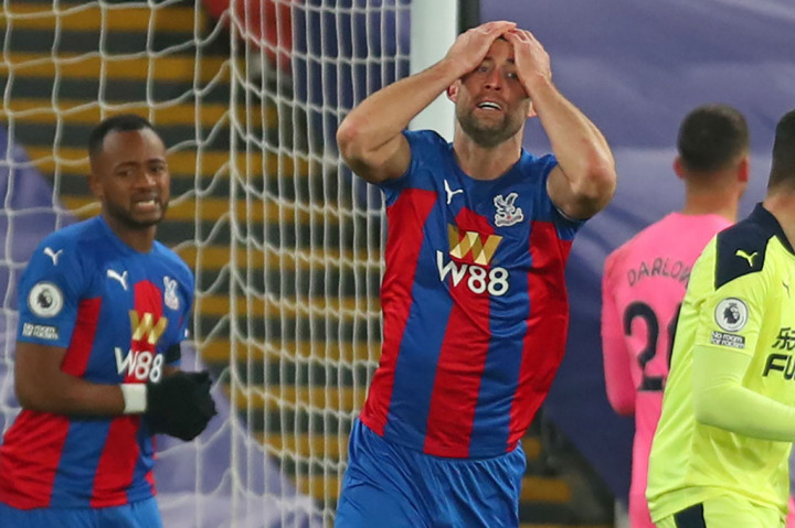 Sebaliknya, Palace yang melepaskan 12 percobaan hanya tiga kali menemui sasaran, termasuk salah satunya dari Cheikohu Kouyate pada menit ke-84 yang dihalau oleh bek Federico Fernandez dan hanya menghasilkan sepak pojok.