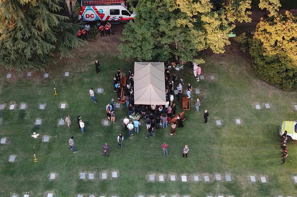 Legenda sepak bola Argentina Diego Maradona dimakamkan di luar kota Buenos Aires, Kamis, 26 November 2020 waktu setempat. Pemakaman dilaksanakan secara tertutup.