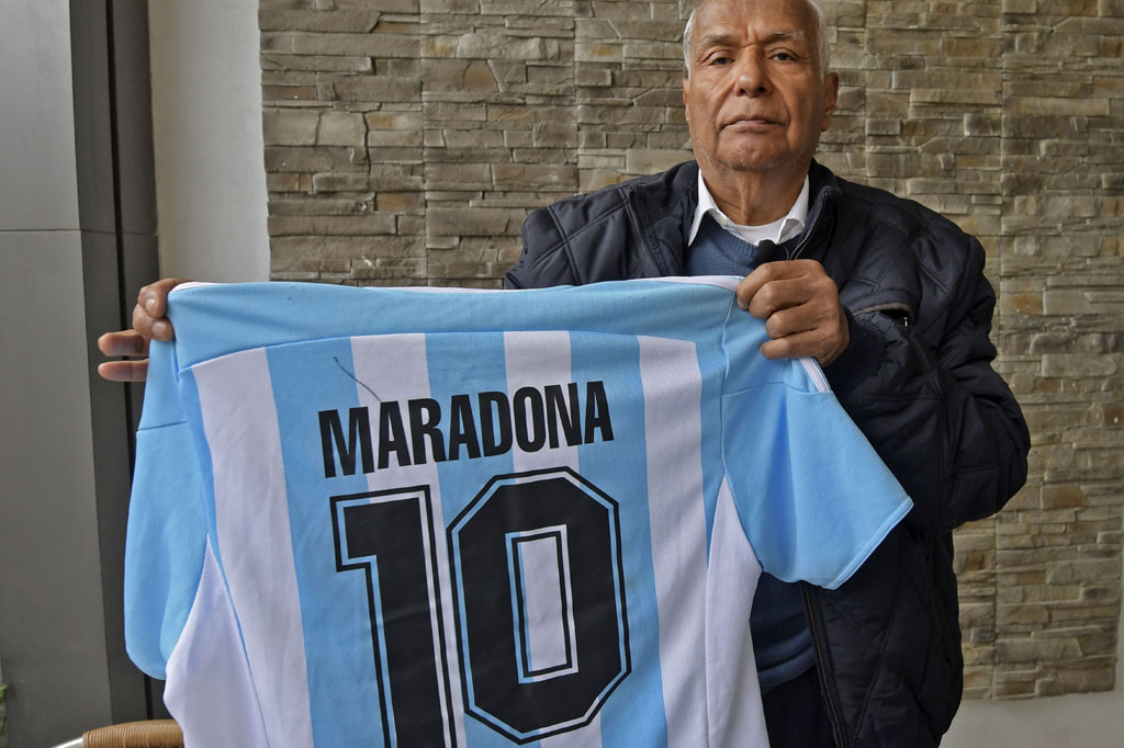 Mantan wasit asal Tunisia Ali Bin Nasser yang memimpin perempat final Piala Dunia 1986, di mana Diego Maradona mencetak dua golnya yang terkenal melawan Inggris, memuji pemain Argentina itu sebagai 'jenius' setelah kematiannya pada usia 60, Rabu, 25 November 2020.