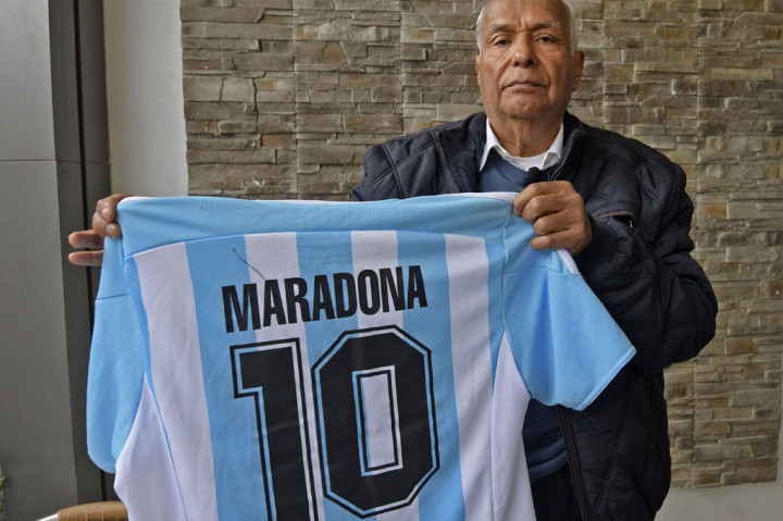 Mantan wasit asal Tunisia Ali Bin Nasser yang memimpin perempat final Piala Dunia 1986, di mana Diego Maradona mencetak dua golnya yang terkenal melawan Inggris, memuji pemain Argentina itu sebagai 'jenius' setelah kematiannya pada usia 60, Rabu, 25 November 2020.