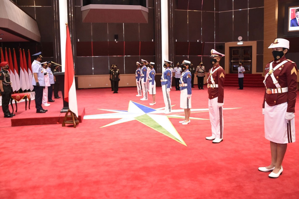 Panglima TNI Marsekal Hadi Tjahjanto memimpin upacara wisuda 923 Prajurit Taruna Akademi TNI dan Bhayangkara Taruna Akademi Kepolisian Tahun 2020. Upacara dilaksanakan secara virtual di Aula Gatot Soebroto, Mabes TNI Cilangkap, Jakarta Timur, Jumat, 27 November 2020.