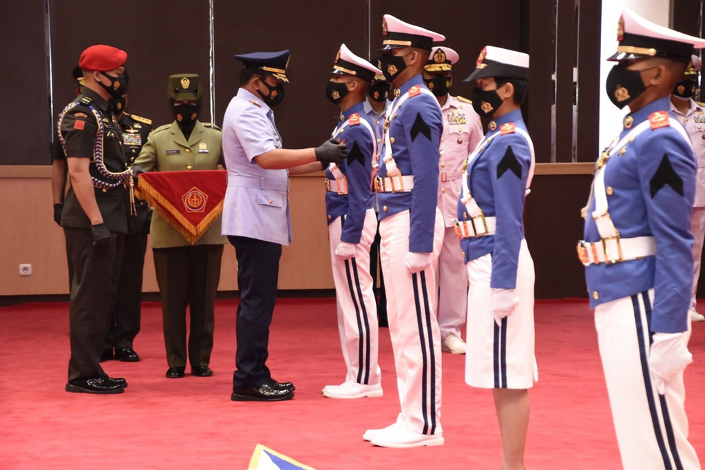Upacara wisuda di Mabes TNI diwakili tujuh Prajurit dan Bhayangkara Taruna, sementara yang lainnya mengikuti upacara secara virtual di Akademi Militer Magelang, Jateng. 