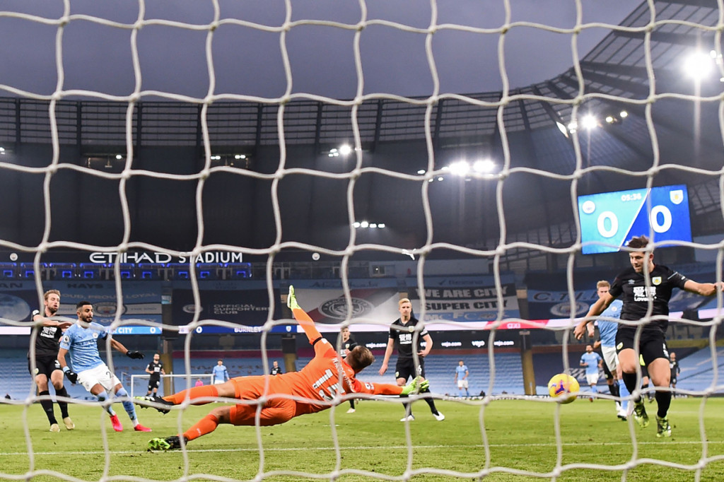 Mahrez sudah membuka gol di menit keenam. AFP Photo/Laurence Griffiths