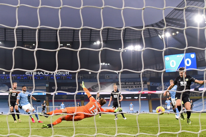 Mahrez sudah membuka gol di menit keenam. AFP Photo/Laurence Griffiths