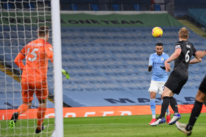 Disusul gol ketiga Mahrez tiga menit berselang. AFP Photo/Michael Regan