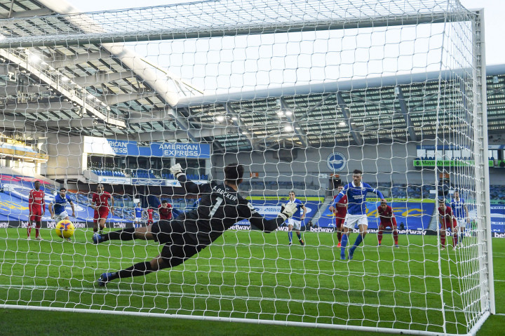 Keunggulan Liverpool bertahan sampai injury time tapi laga mesti berakhir seri setelah Brighton mampu mencetak gol balasan melalui penalti Pascal Gross. AFP Photo/Neil Hall