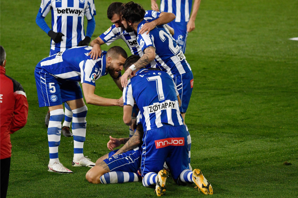 Kemudian gol kedua hadir di menit ke-49 dari kaki Joselu, memanfaatkan blunder fatal Thibaut Courtois.