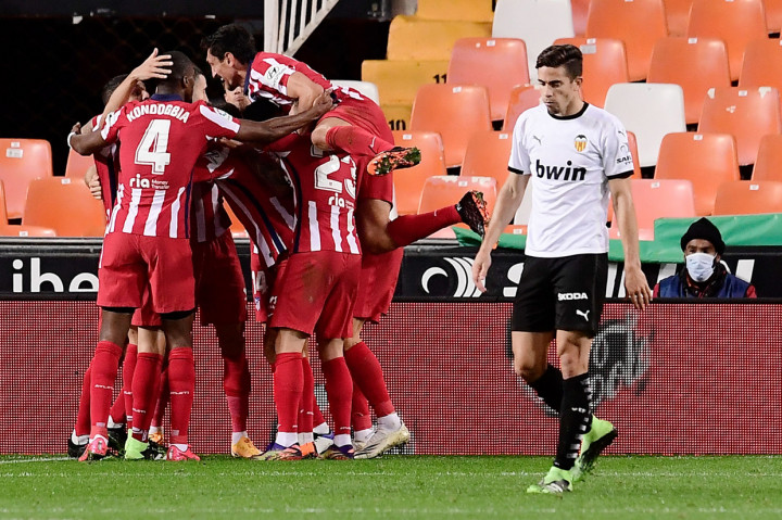 Atletico Madrid sukses meraih kemenangan keenam secara beruntun di Liga Spanyol. Bertamu ke markas Valencia, di Stadion Mestalla, Sabtu, 28 November 2020, skuad asuhan Diego Simeone unggul tipis 1-0.