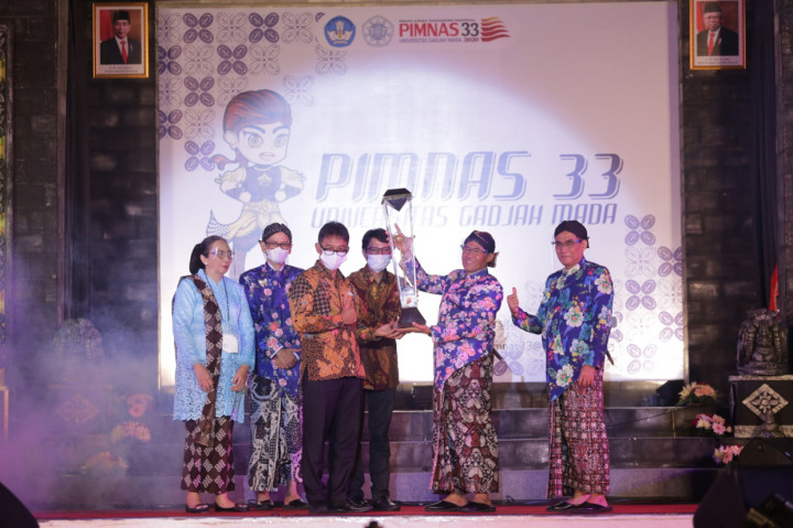 Tim Program Kreativitas Mahasiswa (PKM) Universitas Gadjah Mada (UGM) Yogyakarta ditetapkan sebagai juara umum pada pekan ilmiah mahasiswa nasional (Pimnas) ke-33 tahun 2020 di UGM, yang digelar pada 26-28 November 2020. UGM mendapatkan 56 medali yang terdiri atas 20 medali emas, 15 medali perak dan 21 medali perunggu.