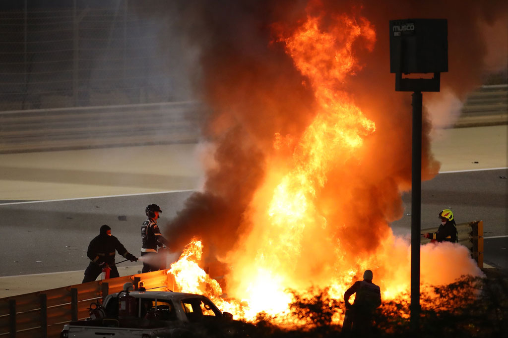 Belum genap satu putaran berjalan, balapan seri ke-15 musim 2020 itu terpaksa dihentikan menyusul insiden yang terjadi di Tikungan 3, di mana mobil Haas milik Grosjean menabrak pagar pembatas hingga terbakar.
