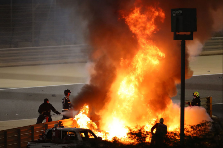 Belum genap satu putaran berjalan, balapan seri ke-15 musim 2020 itu terpaksa dihentikan menyusul insiden yang terjadi di Tikungan 3, di mana mobil Haas milik Grosjean menabrak pagar pembatas hingga terbakar.