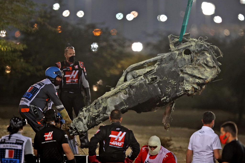 Balapan ditunda sekitar satu jam, sementara para petugas memperbaiki pagar pembatas dan membersihkan lintasan dari puing-puing kecelakaan. 