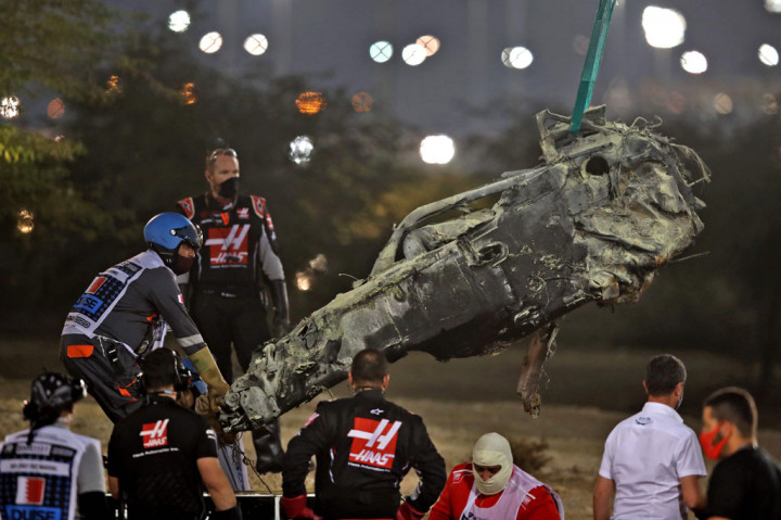 Balapan ditunda sekitar satu jam, sementara para petugas memperbaiki pagar pembatas dan membersihkan lintasan dari puing-puing kecelakaan. 