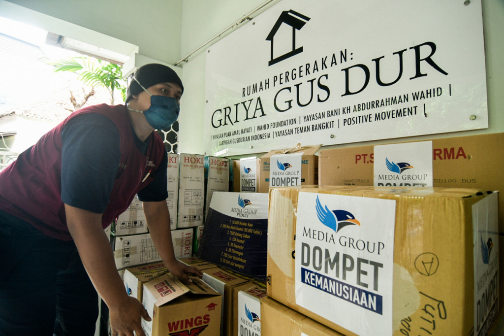 Petugas menyusun donasi dari DKMG yang akan diserahkan pada Gusdurian di Griya Gus Dur, Pegangsaan, Jakarta Pusat.