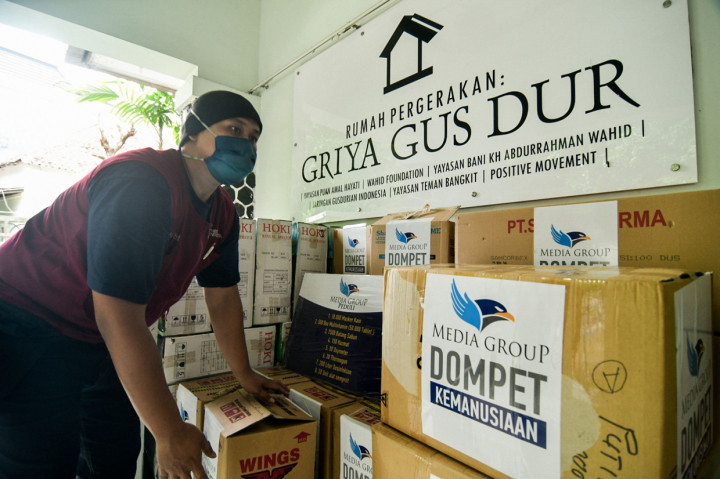 Petugas menyusun donasi dari DKMG yang akan diserahkan pada Gusdurian di Griya Gus Dur, Pegangsaan, Jakarta Pusat.