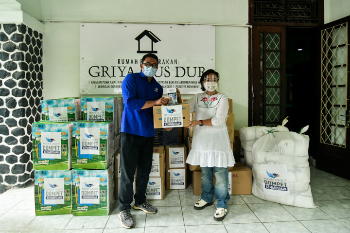 Ketua Dompet Kemanusiaan Media Group (DKMG) Ali Sadikin (kiri) secara simbolis menyerahkan donasi pada perwakilan Gusdurian Anita Wahid di Griya Gus Dur, Pegangsaan, Jakarta Pusat.
