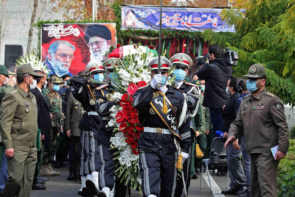 Mohsen Fakhrizadeh, petinggi Garda Revolusi Iran dan ilmuwan nuklir terkemuka, tewas dalam sebuah serangan gelap terhadap iring-iringan mobilnya di pinggiran Teheran hari Jumat, 27 November 2020.