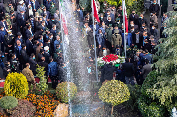 Iran mengatakan Mohsen Fakhrizadeh tewas karena luka yang dideritanya ketika terjadi serangan dan baku tembak antara pengawalnya dan orang-orang bersenjata tak dikenal. Mohsen Fakhrizadeh tertembak beberapa kali ketika keluar dari mobil antipelurunya.
